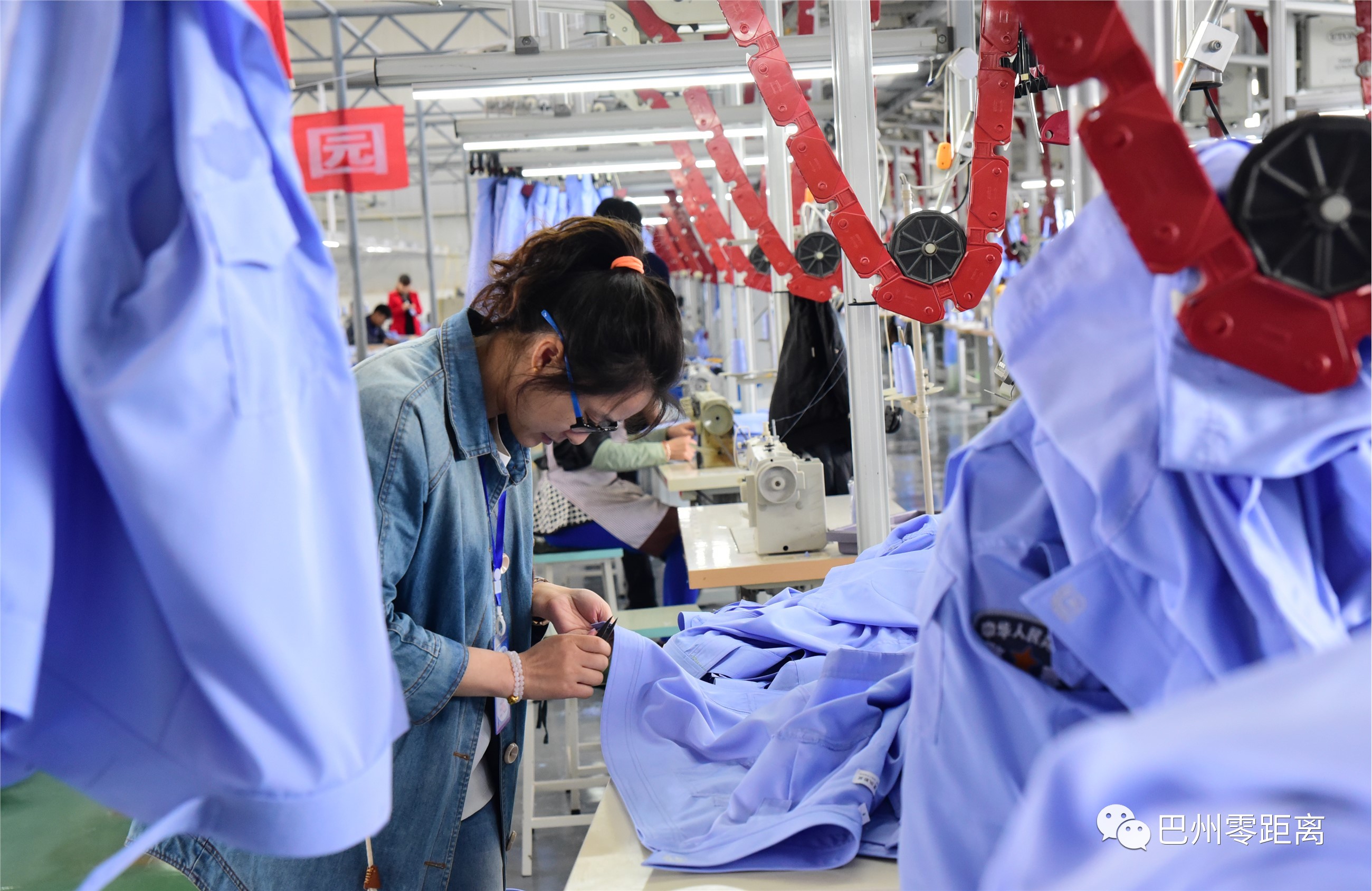 区纺织服装城,一家制衣企业的工人正在生产线上作业(201.