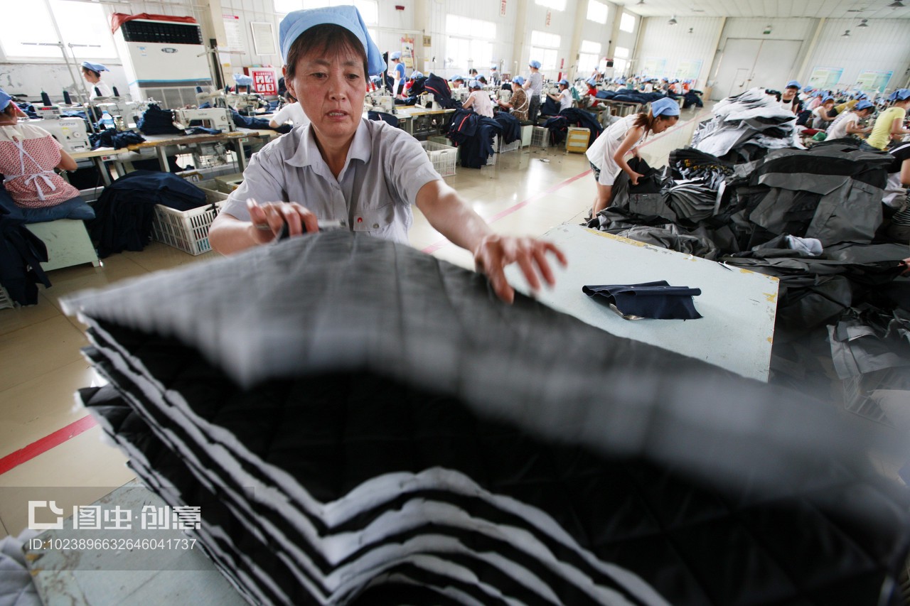 安徽省淮北市秋艳服装厂,女工在生产车间内加工出口到欧美地区的服装产品。