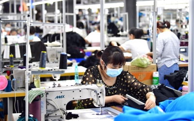 咸宁日报 伊耐尔服饰 校企合作订单俏