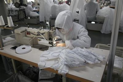 喜讯!胶州一服装企业转产隔离服 已上生产线日产千套